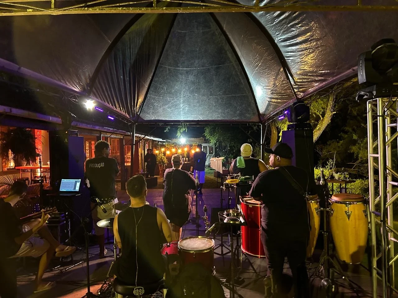 Celebração na área externa à noite