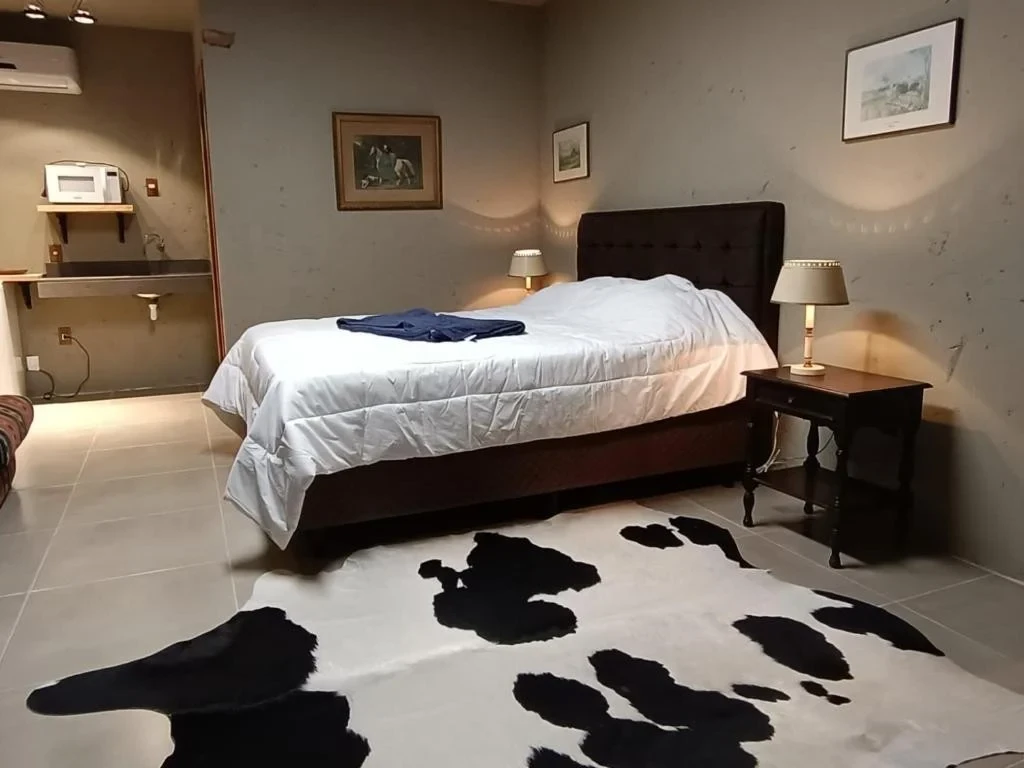 Suíte Superior: fotografia do quarto na referência fornecida